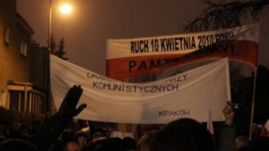Apel pamięci przed domem gen. Wojciecha Jaruzelskiego. Warszawa, 12.12.2010. Fot. PAP/R. Pietruszka