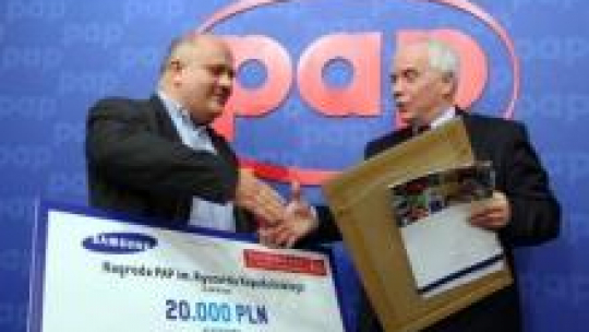 Jerzy Haszczyński (L) odbiera nagrodę od przewodniczącego jury, prezesa PAP Jerzego Paciorkowskiego. Fot. PAP/T. Gzell 