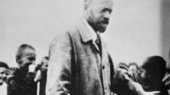 Janusz Korczak z dziećmi przed 1942 r. Fot. PAP