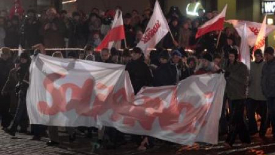 Inscenizacja starć opozycji z oddziałami ZOMO w Warszawie w rocznicę stanu wojennego (2009). Fot. PAP/G. Jakubowski 