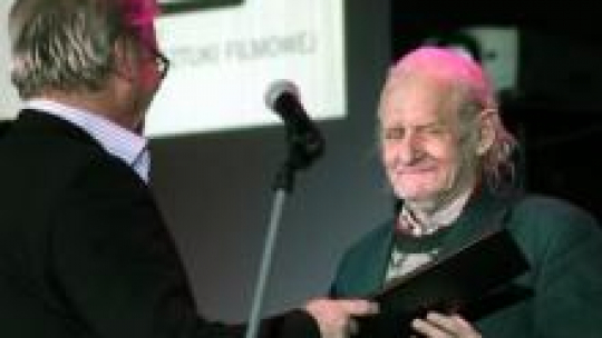 Jacek Bromski (L) wręcza nagrodę scenarzyście i reżyserowi Stanisławowi Manturzewskiemu (P). Fot. PAP/T. Gzell