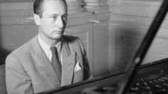 Władysław Szpilman w studio nagraniowym Polskiego Radia. Warszawa, 1946.08. Fot. PAP/CAF/S. Dąbrowiecki