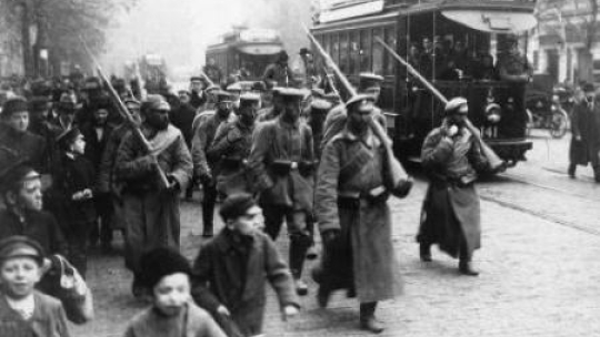 Jeńcy niemieccy przeprowadzani przez ulice Warszawy – październik 1914 r. Fot. CAW