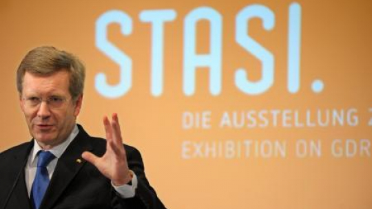Prezydent Niemiec Christian Wulff podczas wystawy poświęconej Stasi. Fot. EPA/PAP
