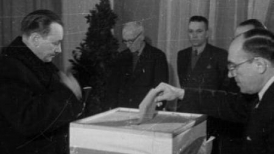 Wybory do Sejmu Ustawodawczego. Nz. Prezydent KRN Bolesław Bierut. Warszawa, 1947-01-19.  Fot. PAP/CAF