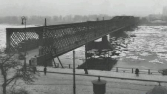 Most Kierbedzia od strony lewego brzegu Wisły z widocznym wjazdem na most. Fot. NAC