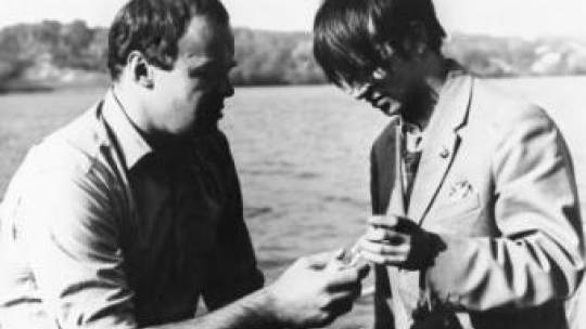 Kadr z filmu "Rejs" w reż. Marka Piwowskiego. Nz. Stanisław Tym i Leszek Kowalewski. Fot. PAP/CAF/PAP/CAF