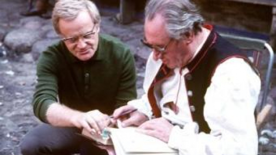 Jan Rybkowski (L) i Władysław Hańcza (P) na planie filmu "Chłopi". Fot. PAP/W. Rozmysłowicz