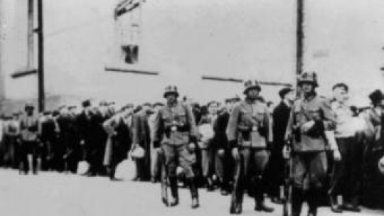 Tarnów - polscy więźniowie polityczni oczekują na transport do Auschwitz. Fot. Muzeum Auschwitz-Birkenau