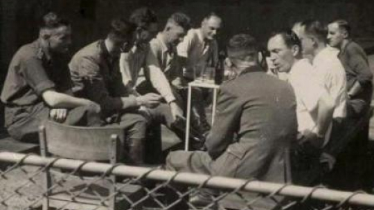 Załoga SS z obozu Auschwitz-Birkenau. Żródło: U.S. Holocaust Memorial Museum. 1944 r. Fot. PAP/EPA