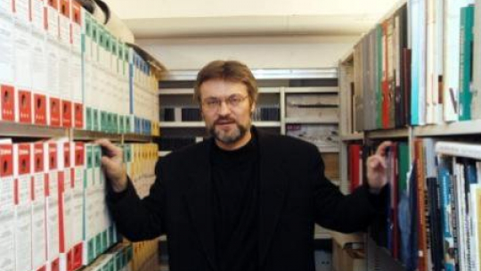 Prezes Ośrodka "Karta" Zbigniew Gluza w archiwum Ośrodka . Fot. PAP/R. Pietruszka