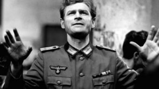 Stanisław Mikulski podczas realizacji serialu sensacyjnego "Stawka większa niż życie". 1967 r. Fot. PAP/CAF