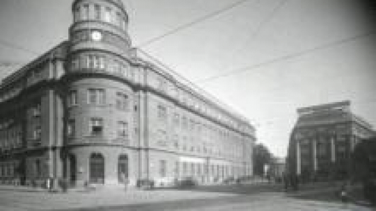 Poczta Główna w Krakowie, z prawej Pałac Prasy. 1931 r. Fot. NAC