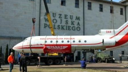 Ustawianie nowego eksponatu Muzeum Wojska Polskiego w Warszawie - rządowego Jaka-40 z 36. Fot. PAP/R. Pietruszka