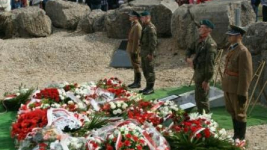 Uroczysty pochówek kpt. Władysława Raginisa i por. Stanisława Brykalskiego. Źródło: MHP