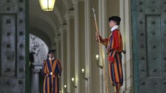 Gwardia Szwajcarska w otwartych drzwiach Spiżowej Bramy w Watykanie. Fot. PAP/J. Bednarczyk