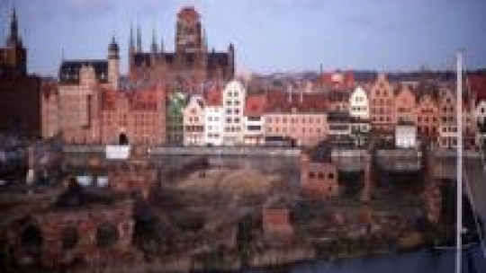 Widok na Wyspę Spichrzów oraz panorama miasta Gdańska. Fot. PAP/R. Jocher 