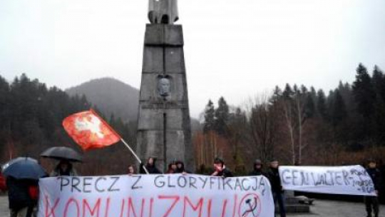 Grupa osób pikietuje przed pomnikiem gen. Świerczewskiego w Jabłonkach w Bieszczadach. Fot. PAP/D. Delmanowicz