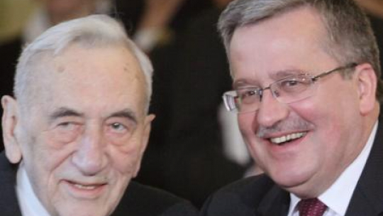 Tadeusz Mazowiecki i prezydent Bronisław Komorowski podczas uroczystości. Warszawa, 18.04.2012. Fot. PAP/P. Supernak