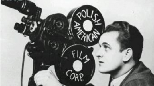 Karasiewicz Kazimierz - korespondent wojenny Polskiej Agencji Telegraficznej podczas pracy z kamerą. Fot. NAC