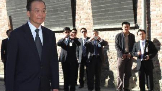 Premier Chin Wen Jiabao przy Ścianie Śmierci w byłym niemieckim obozie zagłady KL Auschwitz. Fot. PAP/J. Bednarczyk
