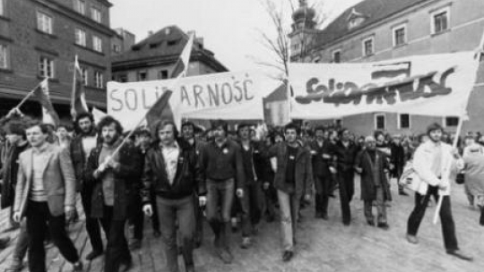 Manifestacja przeciwników stanu wojennego i władz komunistycznych. Warszawa, 1982-05-01. Fot. PAP/CAF 