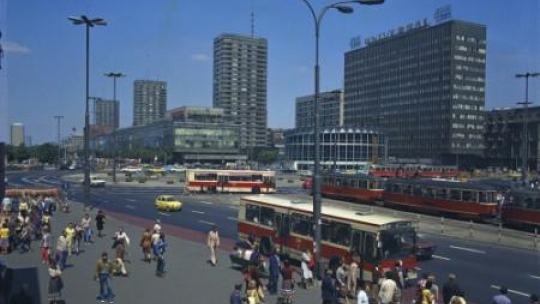 Skrzyżowanie ulicy Marszałkowskiej i Alej Jerozolimskich. Warszawa 08.1979. Fot. PAP/J. Morek