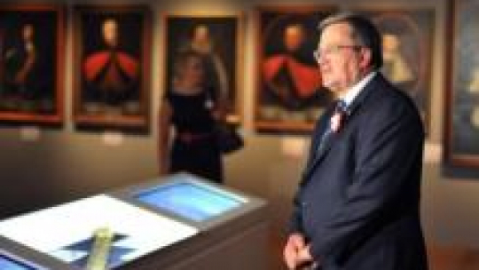 Prezydent Bronisław Komorowski zwiedził wystawę Muzeum Historii Polski "Pod wspólnym niebem". Fot. PAP/J. Turczyk 