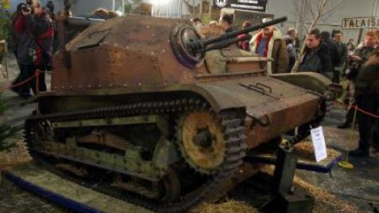 Tankietka TKS podczas Moto Weteran Bazar w Łodzi (2006). Fot. PAP/G. Michałowski