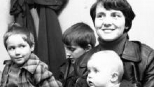 Danuta Wałęsa z dziećmi w Stoczni Gdańskiej. 1981.05.01. Fot. PAP/CAF/S. Kraszewski