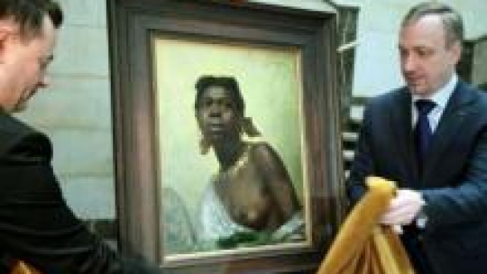 Dyrektor K. Kaczmar oraz minister kultury B. Zdrojewski odsłaniają odzyskany obraz "Murzynka". Fot. PAP/T. Gzell