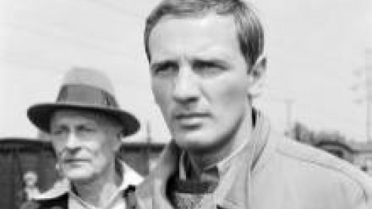 Karol Strasburger (P) na planie serialu "Polskie drogi". Fot. PAP/CAF/W. Rozmysłowicz