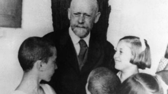 Janusz Korczak z dziećmi. Fot. PAP/CAF/Archiwum