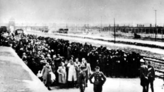 KL Auschwitz-Birkenau:  selekcja więźniów obozu na rampie. 1944 r. PAP/CAF/Reprodukcja 