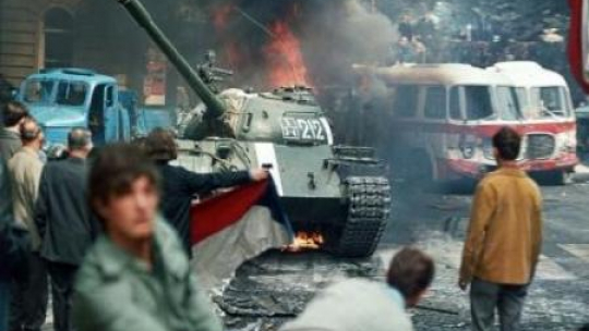 Mieszkańcy Pragi rzucają koktajle Mołotowa, próbując zatrzymać wjeżdżające sowieckie czołgi. 21.08.1968. Fot. PAP/CTK 