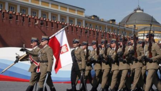 Polscy żołnierze defilują na pl. Czerwonym w Moskwie. 09.05.2010. Fot. PAP/EPA