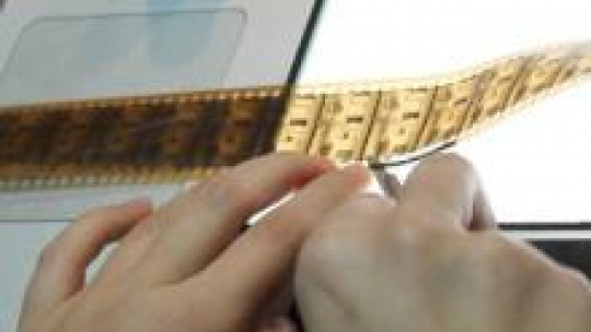 Prace przy konserwacji i digitalizacji przedwojennych filmów fabularnych. Fot. PAP/R. Pietruszka