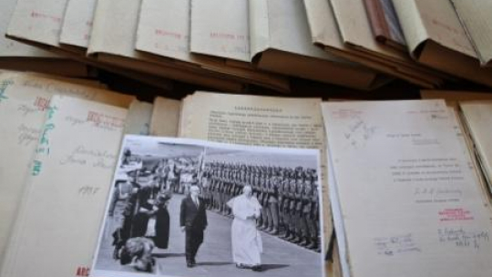 „Teczki Karola Wojtyły” - dokumenty wytworzone przez Urząd do Spraw Wyznań PRL. Fot. PAP/R. Guz 