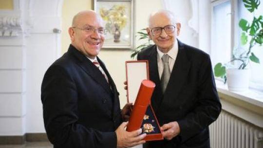 Ambasador Republiki Słowackiej Vasil Grivna i Władysław Bartoszewski. Fot. PAP/P. Supernak