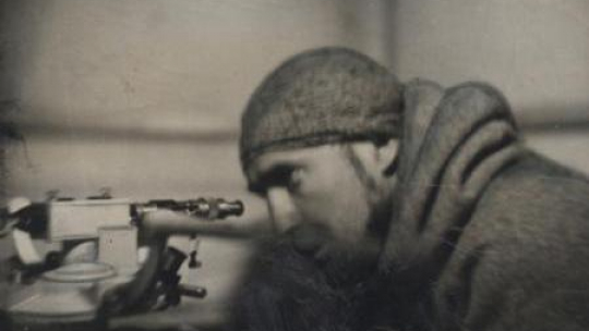 Wyspa Niedźwiedzia - Cz. Centkiewicz przy pomiarze magnetyzmu. Fot. Muzeum Historyczne w Legionowie  