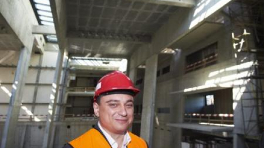 Dyrektor Europejskiego Centrum Solidarności Basil Kerski na tle budowy siedziby ECS w Gdańsku Fot. PAP/A. Warżawa