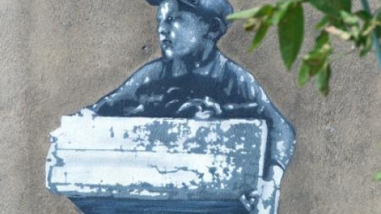 Mural przedstawiający wizerunek dziecka żydowskiego z łódzkiego getta, na kamienicy w Łodzi. Fot. PAP/G. Michałowski