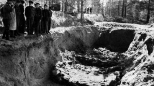 Katyń, Rosja, 1943 r. Ekshumacja zwłok polskich oficerów zamordowanych w Katyniu w 1940 r. Fot. PAP/CAF
