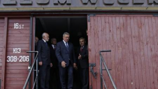 Prezydent RP Bronisław Komorowski zwiedza wystawę „O projekcie Muzeum Polskiego Sybiru...”. Fot. PAP/A. Reszko