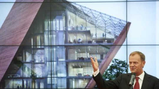 remier Donald Tusk na tle wizualizacji gmachu Muzeum II Wojny Światowej. Fot. PAP/A. Warżawa