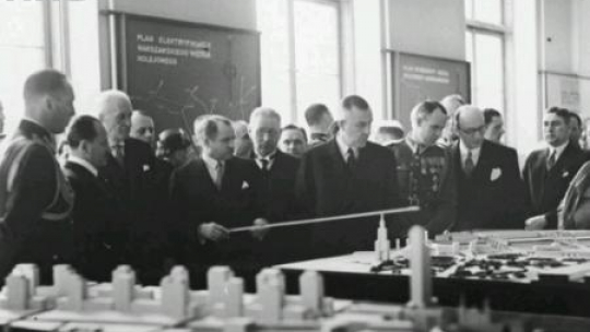 Wystawa "Warszawa przyszłości". Prezydent Stefan Starzyński (ze wskaźnikiem). 1936 r. Fot. NAC