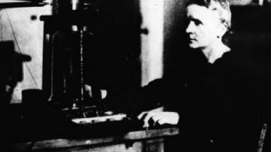 Maria Skłodowska-Curie w laboratorium. Fot. PAP/CAF/Reprod./ W. Rozmysłowicz 