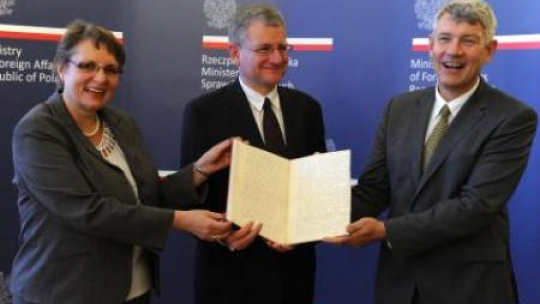 Małgorzata Omilanowska, Bogusław Winid i Paweł Jaskanis podczas przekazania dokumentu. Fot. PAP/ G. Jakubowski