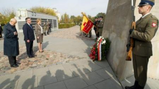 Bronisław Komorowski pod pomnikiem Polaków ratujących Żydów w Parku Ocalałych. Fot. PAP/G. Michałowski