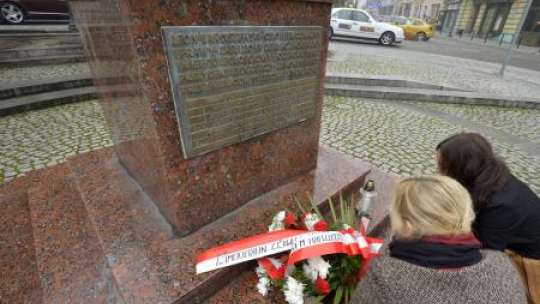 Akcja „Zapal znicz pamięci”. Pomnik Leona Barciczewskiego w Bydgoszczy. Fot. PAP/T. Żmijewski